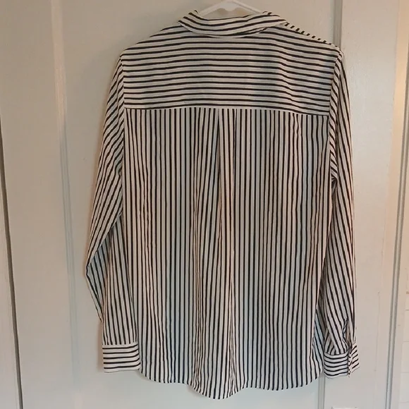 H&M Navy Blue and White Button Down Blouse - Picture 6 of 14